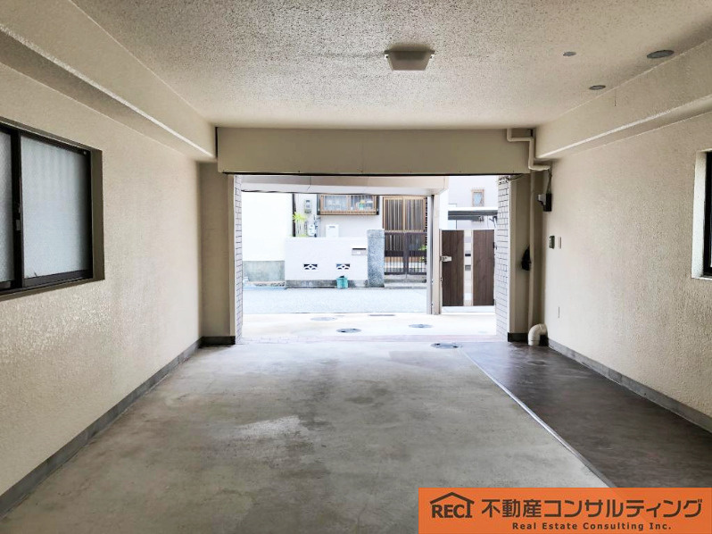 西宮市小松南町1丁目　中古戸建の駐車場