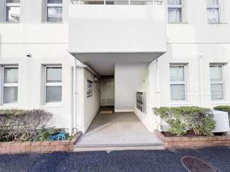 【エントランス】 | お客様を、そして住人を出迎えてくれるマンションのエントランス。ゴミが落ちていないことからも、管理状態の良さや住民の節度の高さが見て取れます。～即日のご見学可能～　お問合せはお気軽にどうぞ。
