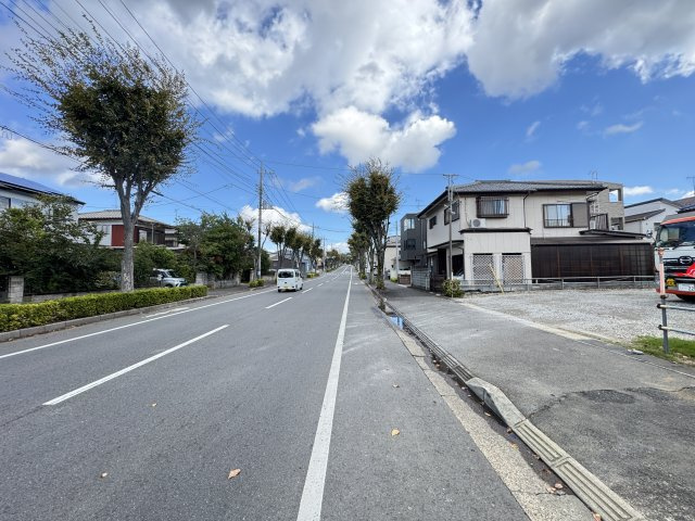 流山市加１丁目新築戸建【流山北小学校：4分】の前面道路含む現地写真|北側前面道路・歩道部分も広く安心！