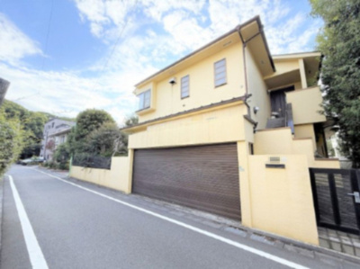 【外観】 | 【仲介手数料が８０万円ＯＦＦ！】■１０２平米■４ＬＤＫ■長期優良認定■ＺＥＨ住宅 | 【仲介手数料８０万円ＯＦＦ！】
■現況は解体前です。
■砧公園まで１００米
■延床１０２平米
■４ＬＤＫ＋住宅
■住宅性能評価７項目で最高評価
■ＺＥＨ水準住宅
■長期優良認定住宅
■モデルハウスあり