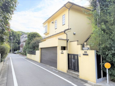 【外観】 | 【仲介手数料が８０万円ＯＦＦ！】■１０２平米■４ＬＤＫ■長期優良認定■ＺＥＨ住宅 | 【仲介手数料８０万円ＯＦＦ！】
■現況は解体前です。
■砧公園まで１００米
■延床１０２平米
■４ＬＤＫ＋住宅
■住宅性能評価７項目で最高評価
■ＺＥＨ水準住宅
■長期優良認定住宅
■モデルハウスあり