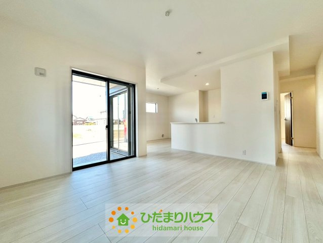加須市南大桑　新築一戸建て　02　リーブルファインの居間・リビング|21.75帖の大型LDK！
