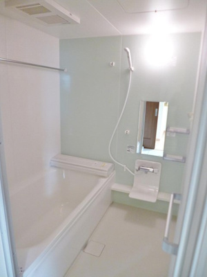 【浴室】 | カトレア | 追い焚き機能・浴室暖房乾燥機付きバスルーム♪雨の日のお洗濯にも便利な物干しバー完備です！お風呂に浸かって一日の疲れもリフレッシュ♪