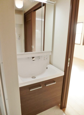 【洗面所】 | カトレア | 角度の変えられる3面鏡付きの洗髪洗面化粧台です♪朝のバタバタに大活躍！お化粧する時にも便利☆