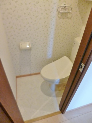 【トイレ】 | カトレア | トイレは温水洗浄便座付き♪人気のバストイレ別です♪小物を置ける便利な棚やタオルハンガーも付いています♪