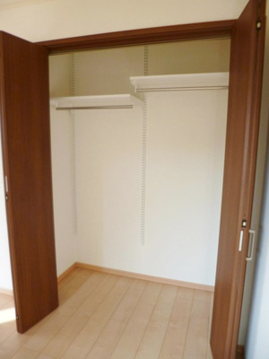 【収納】 | カトレア | 洋室5.3帖のお部屋にあるクローゼットです♪収納したい物のサイズに合わせて棚板の高さを動かせます☆