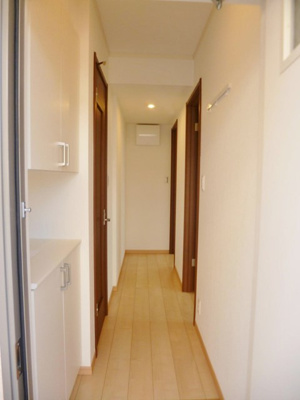 【展望】 | カトレア | 玄関から室内への景観です！右手に洋室6.2帖のお部屋、左手にトイレがあります☆