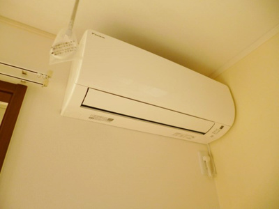 【設備】 | カトレア | 暑い夏や寒い冬に大活躍！リビングダイニングキッチンにあるエアコンです☆冷暖房完備で1年中快適に過ごせます♪