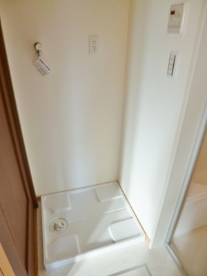 【設備】 | カトレア | 洗面所内、洗髪洗面化粧台横にある室内洗濯機置き場です♪防水パンが付いているので万が一の漏水にも安心です！上部には便利な収納棚付き♪