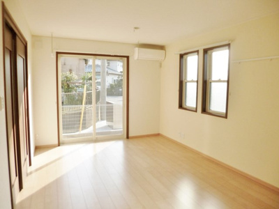 【居間・リビング】 | カトレア | 南西向きリビングダイニングキッチン12.9帖☆専用庭に繋がる角部屋二面採光のお部屋です♪エアコン付きで1年中快適に過ごせますね☆