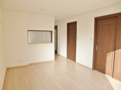 【居間・リビング】 | カトレア | 南西向きリビングダイニングキッチン12.9帖☆女性に人気なカウンターキッチンです！椅子とテーブルを囲んで家族団欒の時間を過ごせます♪