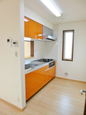 【キッチン】 | カトレア | グリル付き3口ガスコンロのシステムキッチンです☆窓があるので換気もOK♪場所を取るお鍋やお皿もたっぷり収納できてお料理がはかどります！