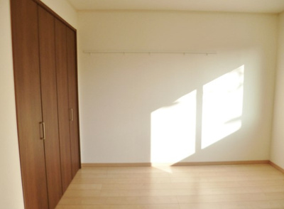 【寝室】 | カトレア | 南西向き洋室5.3帖☆クローゼットがあります♪お洋服がスッキリ収納できて、整理しやすくなりますね☆