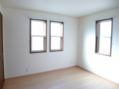 【洋室】 | カトレア | 洋室6.2帖☆玄関側にある角部屋二面採光のお部屋です♪ベッドを置いて寝室にするのもオススメです☆