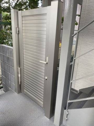 川崎市多摩区菅野戸呂のアパートのエントランス