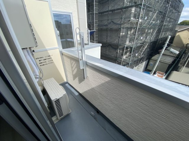 川崎市多摩区菅野戸呂のアパートのバルコニー