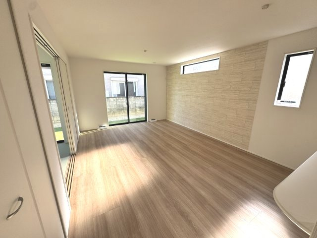 グラファーレ前橋市関根町　3号棟の居間・リビング|カウンターキッチンなのでお料理をしながら会話もできます。
夕食の支度をしながら、お子様の様子も見られて自然と会話も増えますよ♪