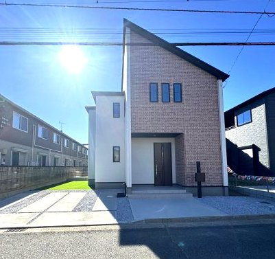 グラファーレ前橋市関根町　3号棟の駐車場|駐車場３台付きです♪前面道路も広々していて車の出し入れもしやすいのでお勧めです☆