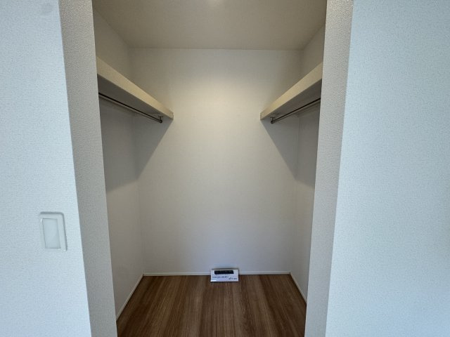 グラファーレ前橋市関根町　3号棟の収納|２階洋室1収納です。ウォークインクローゼットです