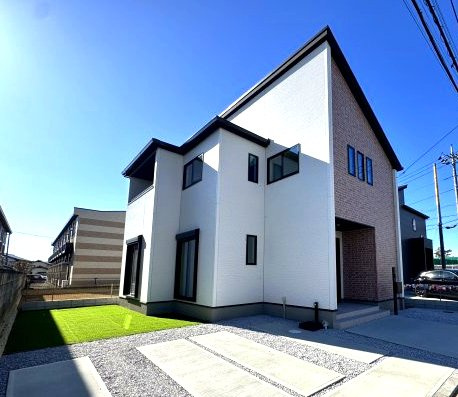 グラファーレ前橋市関根町　3号棟の外観|関根町に全3棟の住宅が完成しました！
白を基調とした優しい雰囲気の外観に仕上がっています。
ご都合に合わせていつでもご見学頂けますのでお気軽にご連絡ください♪