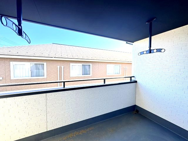 グラファーレ前橋市関根町　3号棟のバルコニー|バルコニー付きです☆南面なので洗濯物が良く乾きますよ！屋根付きで急な雨でも洗濯物が濡れずに安心♪