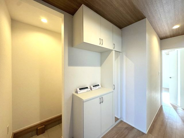 グラファーレ前橋市関根町　3号棟の玄関|玄関収納もたっぷりついてます。シューズインクローク付きで玄関もすっきり片付きますよ！