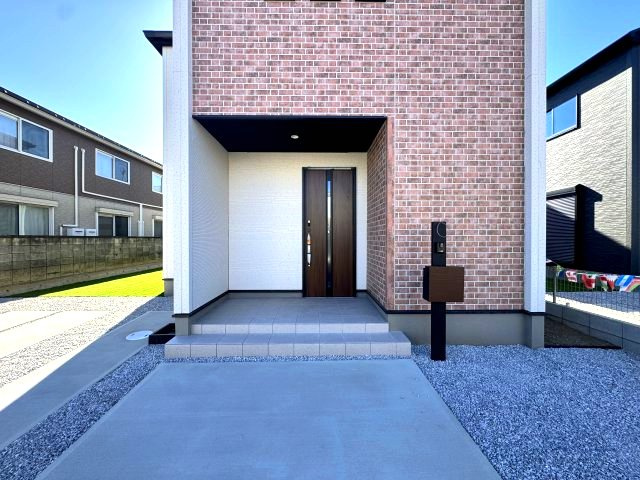 グラファーレ前橋市関根町　3号棟の玄関|デザイン性のあるお洒落な玄関です♪モニター付きインターホンも標準装備ですよ！