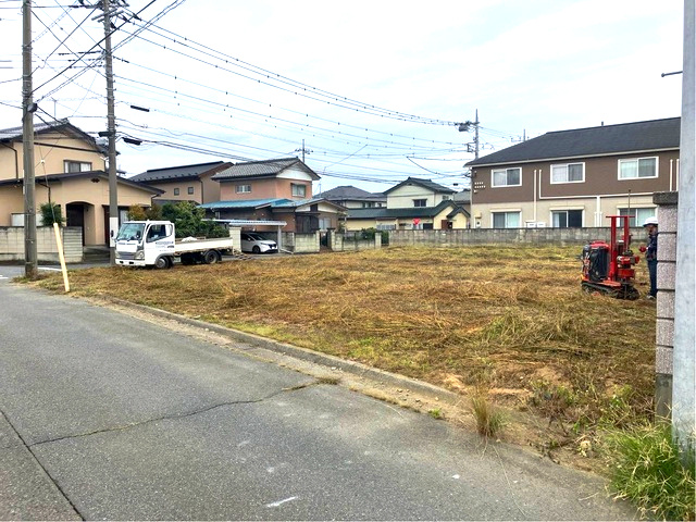 グラファーレ前橋市関根町　3号棟の前面道路含む現地写真|前面道路も広々しているので開放的な立地です。