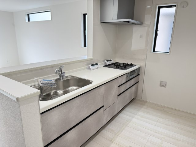 グラファーレ前橋市関根町　3号棟のキッチン|人気のカウンターキッチン採用です☆
コンロも３口ご用意しています！調理スペースも広くストレスなくお料理できます。
浄水器つきなので美味しいお水も飲めますよ♪