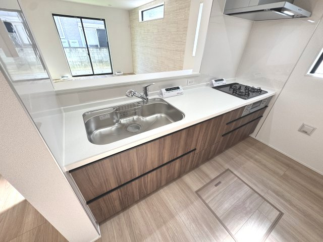 グラファーレ前橋市関根町　3号棟のキッチン|人気のカウンターキッチン採用です☆
コンロも３口ご用意しています！調理スペースも広くストレスなくお料理できます。
浄水器つきなので美味しいお水も飲めますよ♪