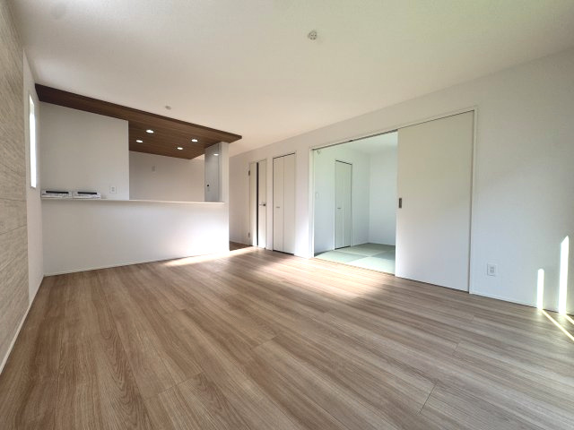 グラファーレ前橋市関根町　3号棟の居間・リビング|16帖のリビングです。カウンターキッチンなのでお料理をしながら会話もできます。
夕食の支度をしながら、お子様の様子も見られて自然と会話も増えますよ♪