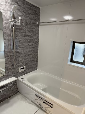 グラファーレ前橋市関根町　3号棟の浴室|１坪タイプのフルオートバスです！
足を延ばして入れる広さなので一日の疲れも癒されますよ♪
室内物干しや浴室乾燥機もあるのでお天気の悪い日にはランドリースペースとしてもご利用できます！