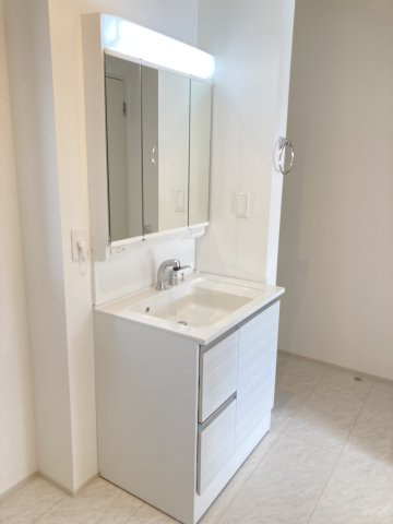 グラファーレ前橋市関根町　3号棟の独立洗面台|シャワー水栓付き洗面台で朝の身支度もバッチリです！
洗面台には収納スペースもあり洗面室もすっきり片付きますよ！
