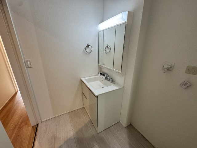 グラファーレ前橋市関根町　3号棟の独立洗面台|シャワー水栓付き洗面台で朝の身支度もバッチリです！
洗面台には収納スペースもあり洗面室もすっきり片付きますよ！