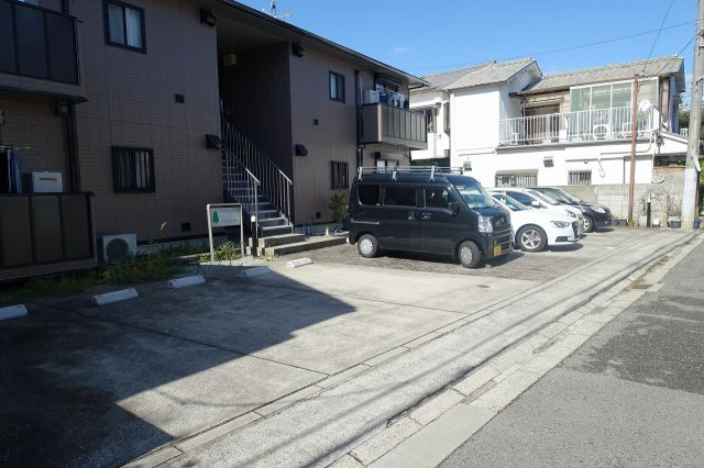 ハイツ・ツゥ・サティの駐車場