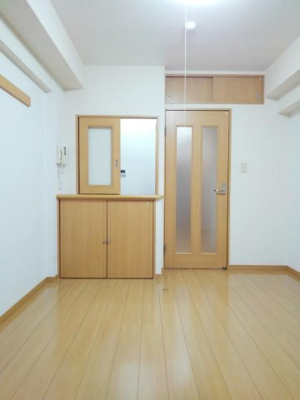 【居間・リビング】 | ウィザード空港通り | 明るい色調の室内です