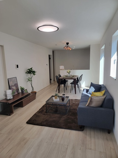 城ノ内３丁目　新築住宅の居間・リビング|白を基調とした明るい室内