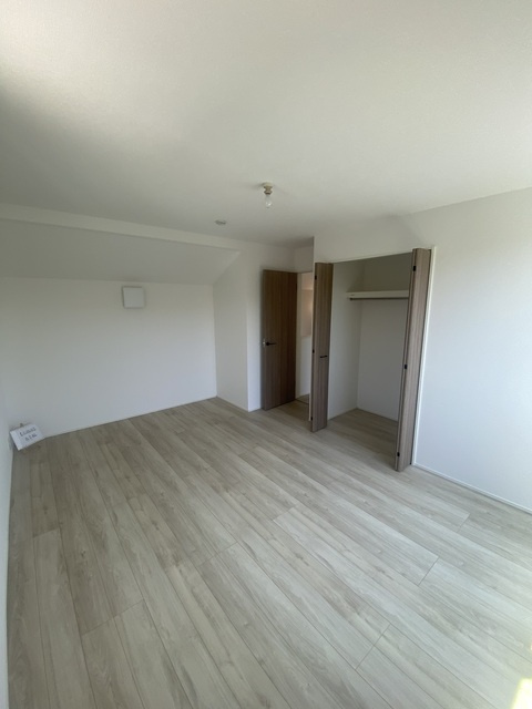 城ノ内３丁目　新築住宅の居間・リビング|ゆとりのある8.7帖の寝室