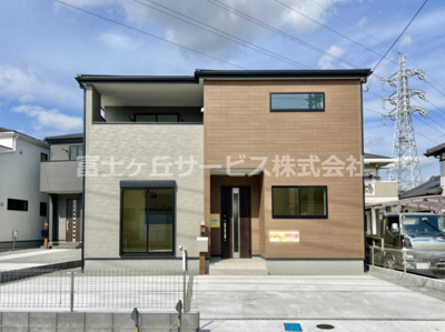 【外観】 | 富士市松岡 新築一戸建て 3号棟 | 現在建築中の外観画像です。ご内覧は同じメーカーの完成物件へご案内いたしますので、いつでもご相談ください！