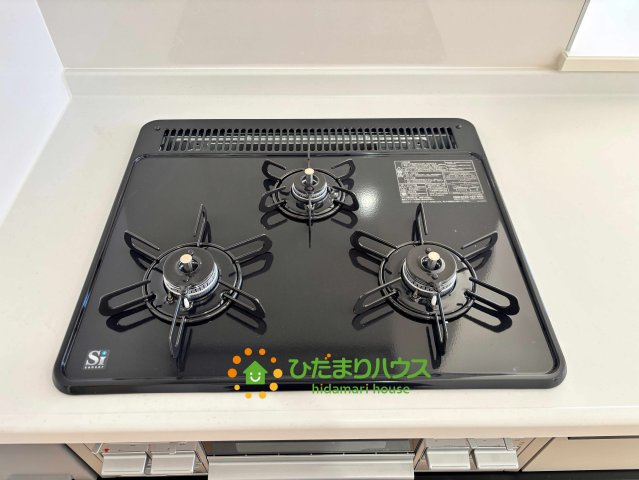 加須市南大桑　新築一戸建て　03　リーブルファインの設備|3口コンロお料理スムーズ！！