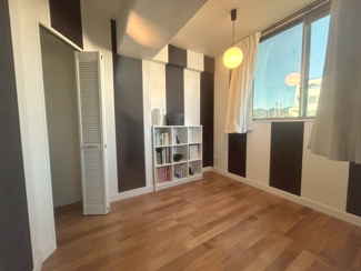 【洋室】 | シンフォニー太子道 | ストライプ柄の洋室はスタイリッシュなインテリアにも、ガーリーにも合う♪