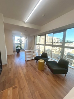 【居間・リビング】 | シンフォニー太子道 | LDKの東側ガラス張りで、陽当り・通風・眺望良好♪