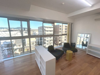 【居間・リビング】 | シンフォニー太子道 | 5階部分◆西大路通に面した開放感のあるお部屋！