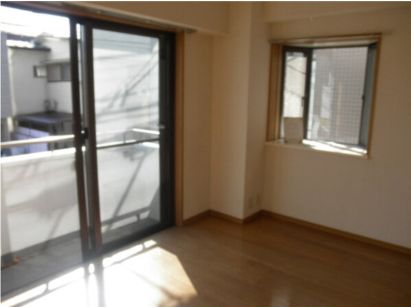 エトワール桜新町　南向き　保証人不要　南西角住戸の居間・リビング