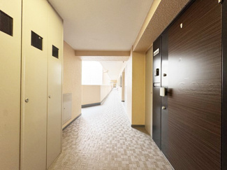 【その他共用部分】 | マンションの共用廊下です。きれいに清掃されています。周囲のお部屋の様子も、ぜひ伺ってみてください。～即日のご見学可能～　お問合せはお気軽にどうぞ。

