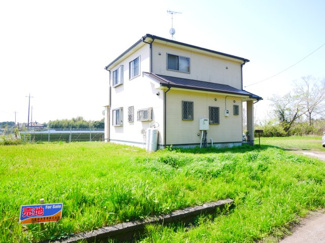 【外観】 | 茂原市千町　中古戸建 | 平成19年12月築　4LDK  駐車2台  近隣に家がなく自然豊かな閑静な立地です。システムキッチン