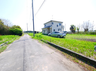 【前面道路含む現地写真】 | 茂原市千町　中古戸建 | 平成19年12月築　4LDK  駐車2台  近隣に家がなく自然豊かな閑静な立地です。システムキッチン