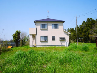 【外観】 | 茂原市千町　中古戸建 | 平成19年12月築　4LDK  駐車2台  近隣に家がなく自然豊かな閑静な立地です。システムキッチン