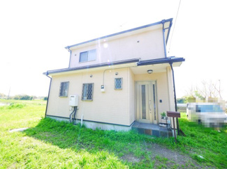 【外観】 | 茂原市千町　中古戸建 | 平成19年12月築　4LDK  駐車2台  近隣に家がなく自然豊かな閑静な立地です。システムキッチン