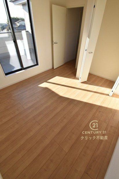 Grace　水戸市平須町　1期 　限定1棟！の洋室|採光バッチリ・通風良好です。
たっぷり差し込む陽光がお部屋を明るく照らします！